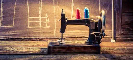 Eine alte Nähmaschine steht für einen Farb-, Typ- und Stilberater bereit