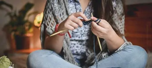 Eine junge Studentin lernt modernes Stricken