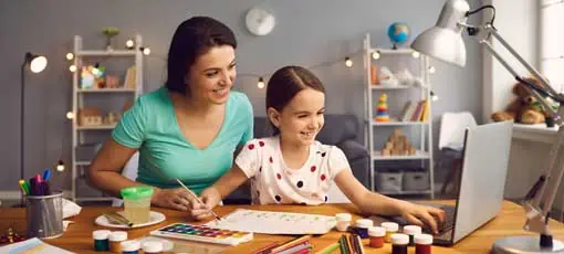 Malen für Anfänger | Online-Erziehung von Kindern. Mutter und Tochter der Vorschule, die eine Videostunde anschauen, rufen kreative Kurskurse mit Kunst zu Hause an.